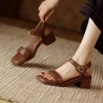 Простые сандалии на высоких каблуках с открытыми пальцами Женские туфли Лето 2025 Новая мягкая кожа комфортабельная толстая обувь — изображение 10