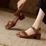 Простые сандалии на высоких каблуках с открытыми пальцами Женские туфли Лето 2025 Новая мягкая кожа комфортабельная толстая обувь — изображение 3